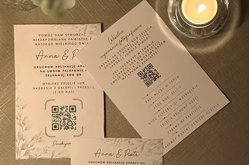 印有新人姓名Anna和Piotr的二维码卡片打印件。
